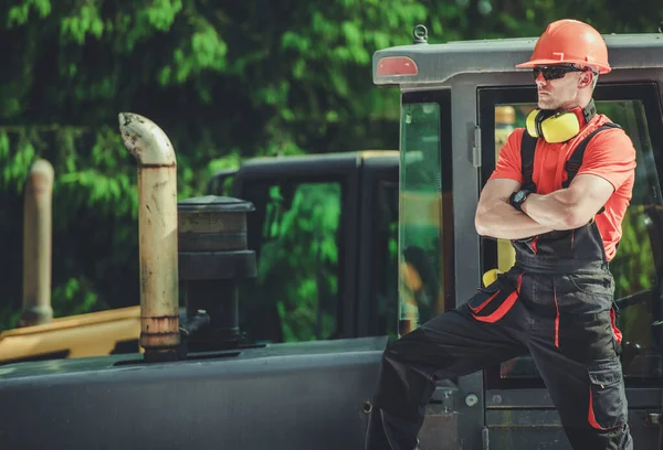 Profissional Caucasiano Crawler Bulldozer Operador Seus Anos Ficar Lado Equipamentos — Fotografia de Stock