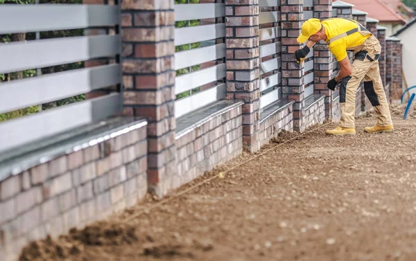 Construção Cerca Decorativa Residencial Por Trabalhador Caucasiano Profissional Conjunto Vedação — Fotografia de Stock