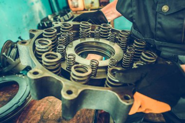 Profesyonel Tamirci Ellerinde Ağır Görevli Ekipman Değiştirme Parçaları. Endüstriyel Tema.