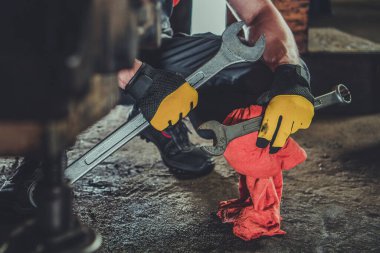 Kafkas Ağır Ekipman Tamircisi ve Büyük Demir Kollu Elleri. Fotoğrafı kapat. Endüstriyel Tema.