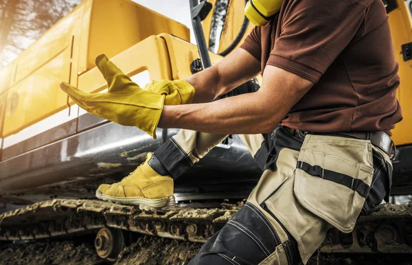 Equipamento Construção Pesado Operador Caucasiano Usando Luvas Segurança Bulldozer Crawler — Fotografia de Stock