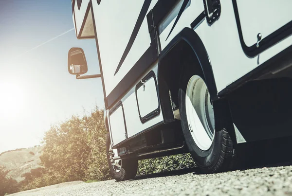 Yolun kenarındaki C sınıfı motorlu taşıt eğlence aracı. Summer Family Rving Teması. Yol Gezisi Konsepti.