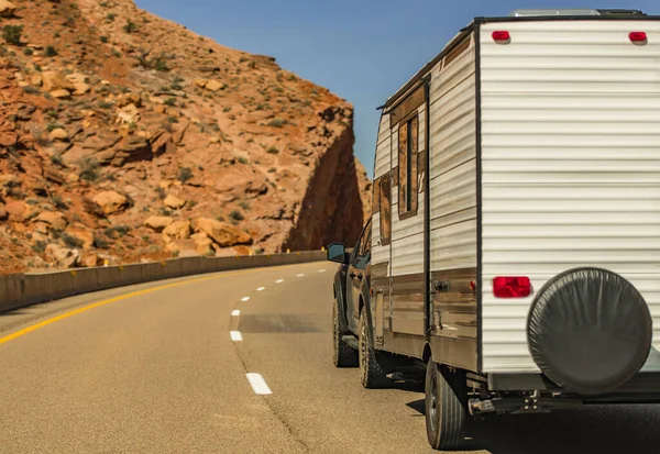 Przyczepa Turystyczna Pojazd Rekreacyjny American Road Trip Utah Stany Zjednoczone — Zdjęcie stockowe