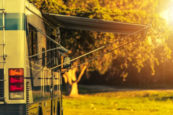 Sınıf A Dinlenme Aracı Diesel Pusher Karavan Kamp Mekanı. Güneşli Yaz Tatili Günü 'nde Karavan Parkı' nda Motor Koçu.