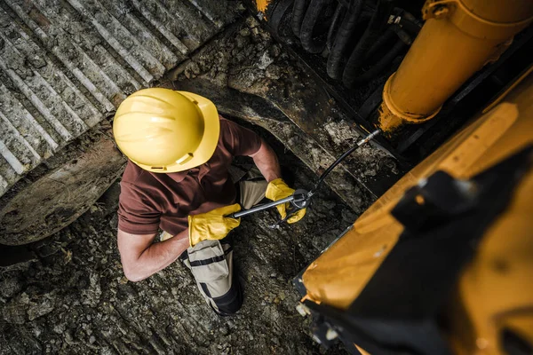 Professional Dozer Operator Worker Lubricating Greasing Points Heavy Equipment Crawler — Stock Photo, Image