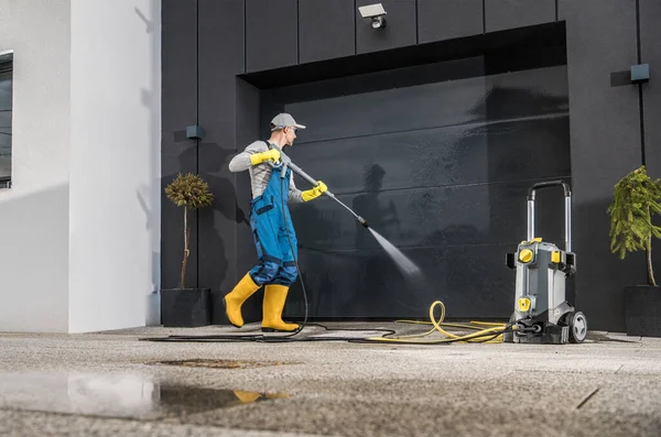 Kaukasiska Män Trycket Tvätta Sin Garageport Med Hjälp Kraftfull Tvättmaskin — Stockfoto