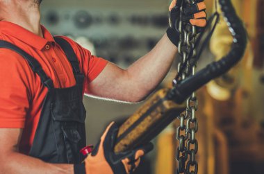 Kafkas Depo Taşıyıcı Operatörü Büyük Taşıma Zinciri ve Uzaktan Kumanda. Endüstriyel Temayı Kapat.