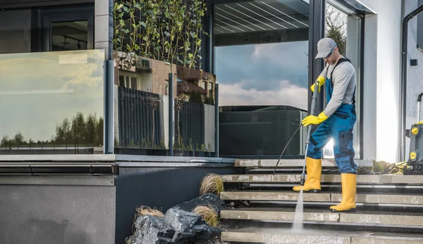 Caucasian Homeowner His 40S Pressure Washing His Garden Paths Concrete — ストック写真