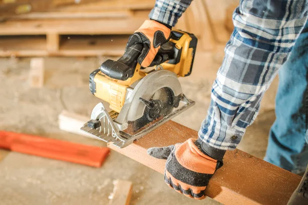 Construction Contractor Cutting Size Wood Beam Using Portable Circular Saw — Stock Photo, Image