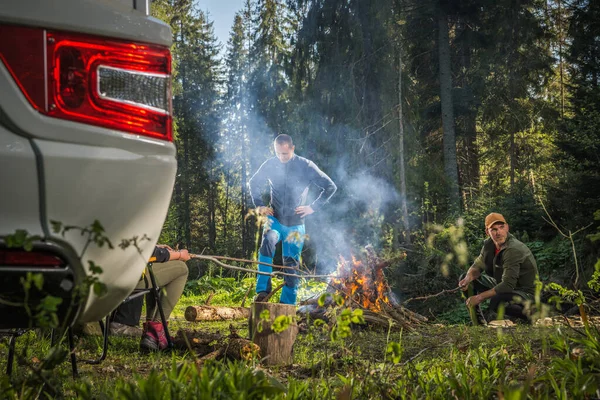 Amici Caucasici Sulla Quarantina Che Escono Vicino Campfire Camper Van — Foto Stock