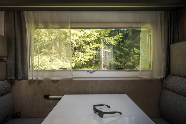 Scenic Summer Time Spruce Woodland View Camper Van Dinette Window — Foto de Stock