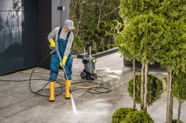 Hombres Caucásicos Limpiando Entorno Casa Moderna Con Una Poderosa Lavadora — Foto de Stock