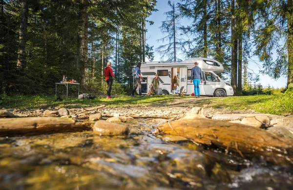 Fem Vita Människor Deras Husbil Road Trip Camping Riverside Torr — Stockfoto