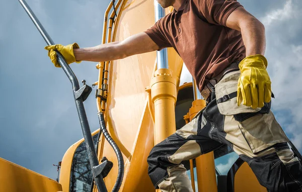 Professional Caucasian Excavator Operator Getting Ready Dirt Move Job Heavy — Stockfoto