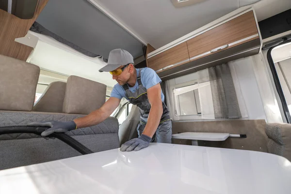 Βιομηχανική Ενοικιαστής Εργαζόμενος Vacuuming Ένα Φορτηγό Camper Προετοιμασία Motorhome Για — Φωτογραφία Αρχείου
