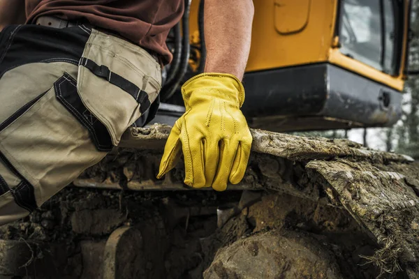 Operador Excavadora Descansando Una Pista Caterpillar Cerca Trabajo Movimiento Tierra —  Fotos de Stock