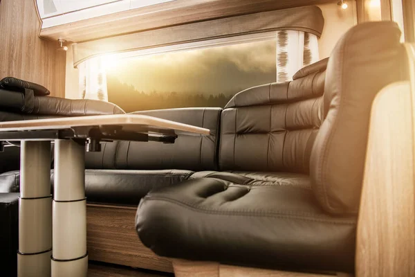 Komfortowy Luksusowy Kamper Kempingowy Dinette Area Projekt Wnętrza Pojazdu Rekreacyjnego — Zdjęcie stockowe