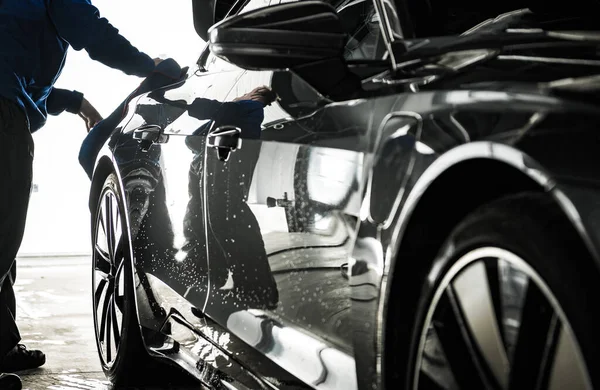 Detailing Worker Preparing Car Body Waxing Removing Water Vehicle Side — Stock Photo, Image