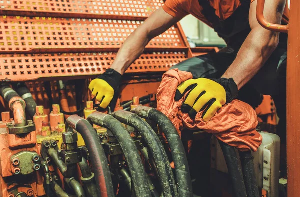 Professional Heavy Machinery Mechanic Performing Pneumatic System Maintenance Excavator — Stock Photo, Image