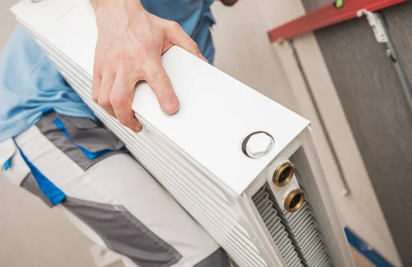 白种人专业Hvac工人安装住宅墙安装暖气散热器 住宅供热系统 — 图库照片