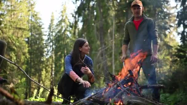 Yaşlardaki Kafkas Dostları Ormanlık Bir Arazide Kamp Ateşinin Yanında Takılıyorlar — Stok video