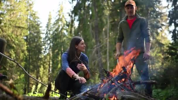 Caucasianos Amigos Seus Anos Pendurados Lado Uma Fogueira Uma Floresta — Vídeo de Stock