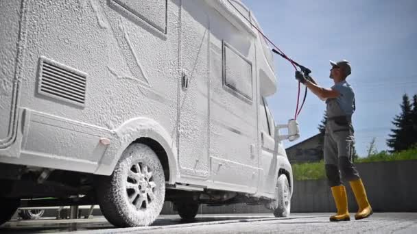 Caucasian Men His 40S Pressure Washing Modern Class Camper Van — Αρχείο Βίντεο