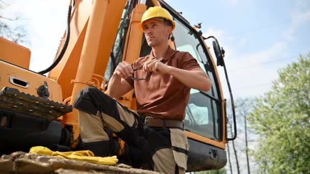 Caucasian Professional Crawler Dozer Operator Work Heavy Duty Construction Equipment — Vídeo de Stock