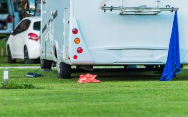 Eğlence amaçlı Araç Yolu Yolculuğu Teması. Karavan parkındaki C sınıfı karavan karavanı. Tatil Zamanı Karavanı.