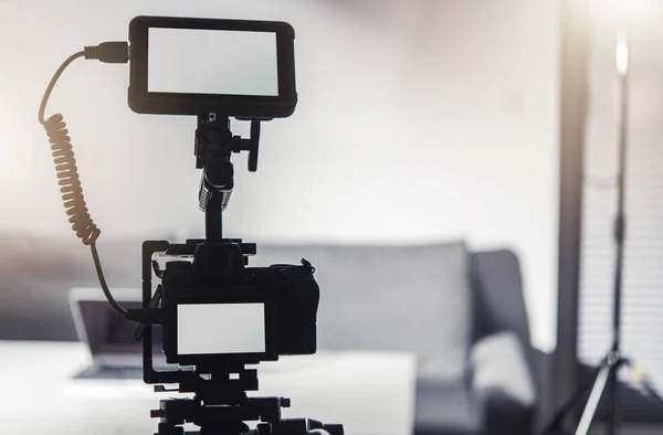 Moderne Professionele Digitale Camera Met Externe Display Recorder Een Statief — Stockfoto