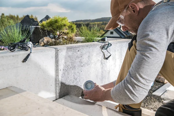 Técnico Paisagismo Caucasiano Seus Anos Instalando Iluminação Livre Jardim Longo — Fotografia de Stock