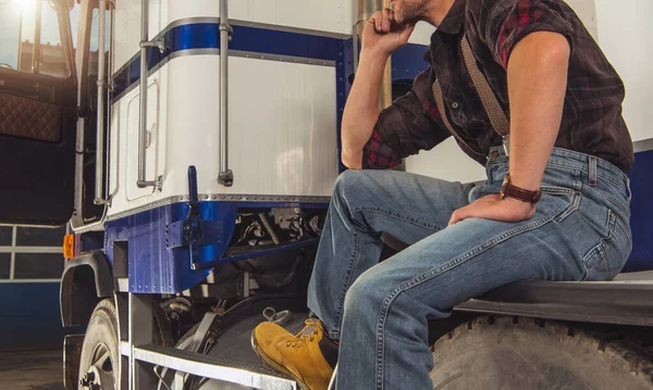 白人赛米40多岁的卡车司机在等待他的拖车被装载 重型运输业 专业司机职业 — 图库照片