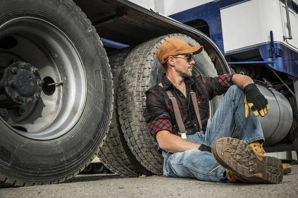 Semi Motorista Caminhão Descansando Lado Seu Assento Caminhão Solo Tema — Fotografia de Stock