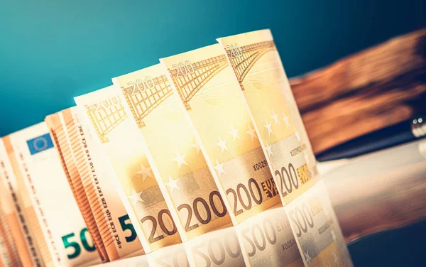 ガラスのテーブルの上にユーロ紙幣 欧州連合の経済と銀行の概念 — ストック写真