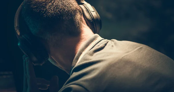 Caucasian Men Listening Music Using Wireless Headphones Dark Room — Stock Photo, Image