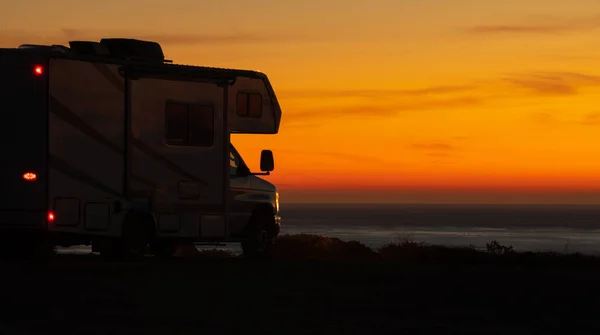 Malownicze Sunset Oceanfront Dry Camping Nowoczesnym Kamperze Van Class Pojazdy — Zdjęcie stockowe