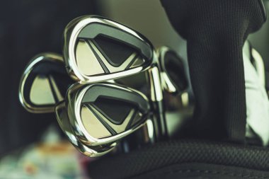 Gıcır gıcır golf sopaları seti. Irons Tipik olarak daha kısa şaftları ve daha küçük sopa kafaları olan Orman, baş katı demirden veya çelikten yapılmıştır, ve Başın birincil özelliği büyük, düz, açılı bir yüzdür.