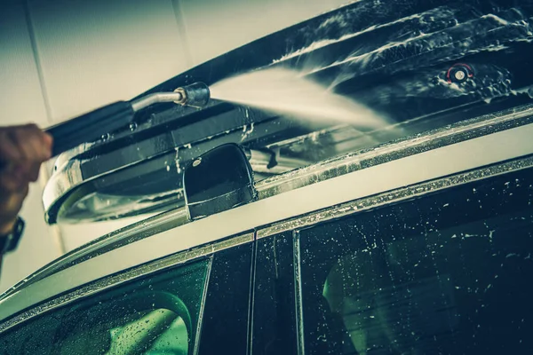 地元の車の洗浄で圧力洗浄を使用して屋根ラックを掃除する — ストック写真