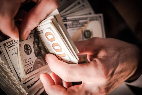 Bir Erkek Tarafından Sayılan 100 Dolarlık Nakit Para Banknotları Finansal — Stok fotoğraf