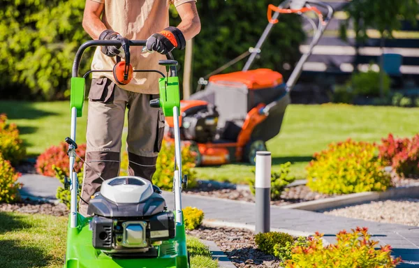 Männlicher Landschaftspfleger Erledigt Gartenpflege Mit Seinem Professionellen Gerät Mit Zwei — Stockfoto