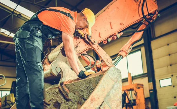 Heavy Duty Excavator Mechanic Taking Closer Look Crawler Iron Bucket — Stock Photo, Image