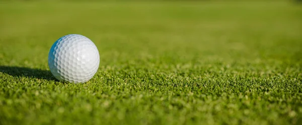 ボールトーナメントのあるゴルフコース バナー背景 ゴルフ遊びの概念の背景 — ストック写真