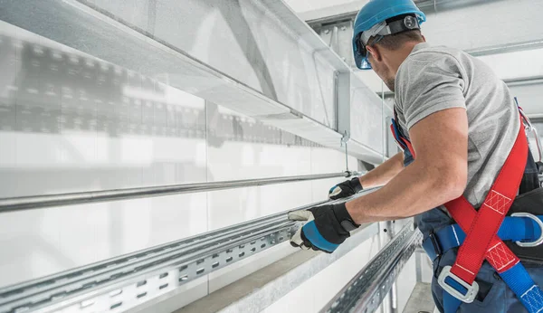 Trabalhador Profissional Indústria Usando Chicote Segurança Instalando Corredor Alumínio Dentro — Fotografia de Stock