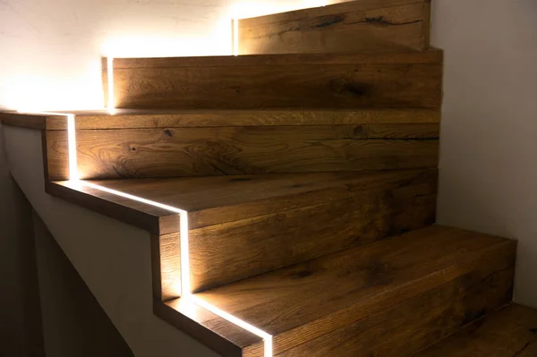 Nahaufnahme Der Treppe Hause Beleuchtet Mit Led Streifenlampen Treppenbeleuchtung Auf — Stockfoto