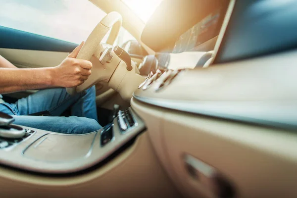Jazda Comfort Beżowy Wnętrze Samochodu Kierowca Ręką Kierownicy Widok Boku — Zdjęcie stockowe
