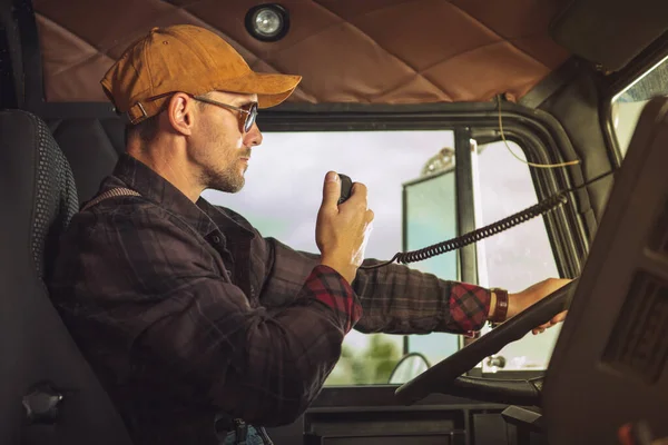 Nahaufnahme Eines Professionellen Lkw Fahrers Der Über Sein Radio Kommuniziert — Stockfoto