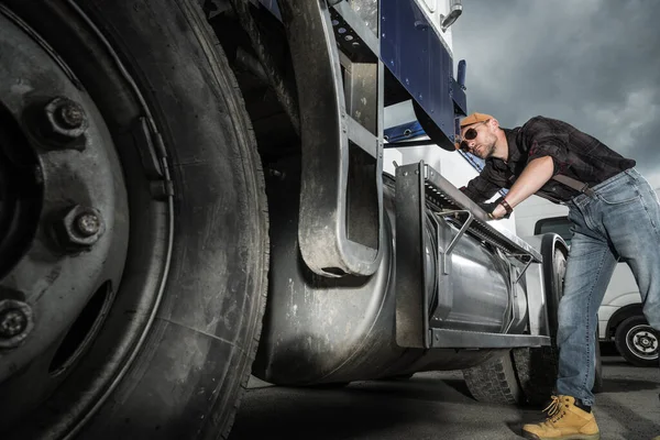 프로페셔널 캅카스 운전사는 화물을 자신의 트랙의 점검을 책임감 무거운 나르는 — 스톡 사진