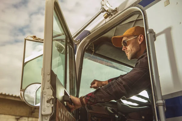 Caucasian Trucker His 40S Proudly Sitting His Big Semi Truck — Stock Photo, Image