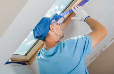 El arabası, Kova ve Bahçıvan Aracının Önündeki Diğer Bahçe Aletleri Arka Bahçedeki Bahçe Çalışmaları sırasında. Bitkiler, Çiçekler ve Çimlerle çevrili.