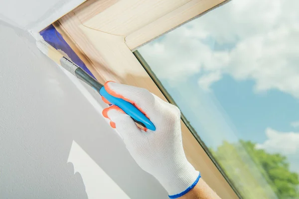 Zbliżenie Procesu Szczegółowego Malowania Narożników Wokół Okna Dachowego Przy Użyciu — Zdjęcie stockowe